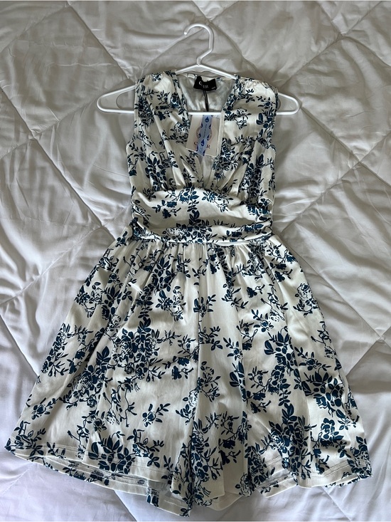 Dresses & Skirts - Floral V-Neck Fit & Flare Romper in White and Navy size XXS/00